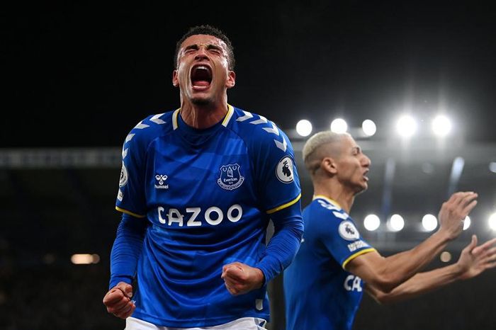 Đúng vào lúc khó khăn nhất, Iwobi tỏa sáng với bàn thắng phút 99