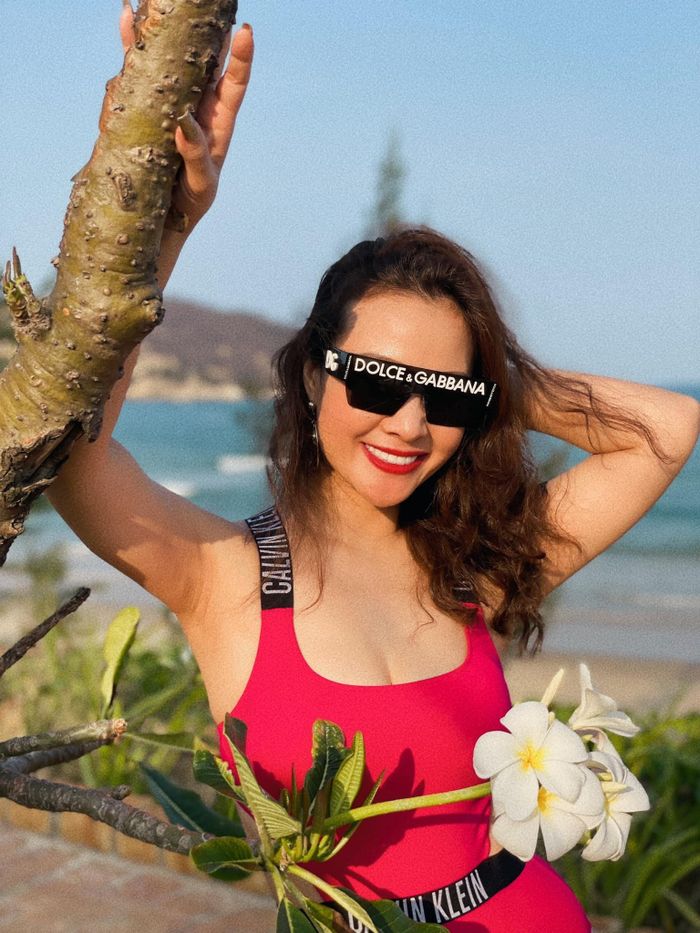"Chẳng cần anh phải nói ra, tôi cũng biết anh cần gì và muốn gì. Có lẽ thế nên anh ấy đi đâu cũng muốn đưa tôi theo và bảo đi đâu có vợ là anh cực kỳ yên tâm và tự tin", Kim Xuyến chia sẻ.