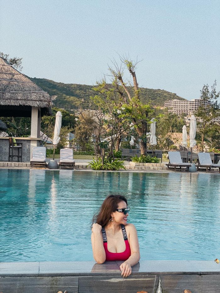 "Càng ngày tôi càng yêu chồng nhiều hơn và sẵn lòng lui về làm hậu phương cho anh phát triển sự nghiệp", Kim Xuyến chia sẻ. 