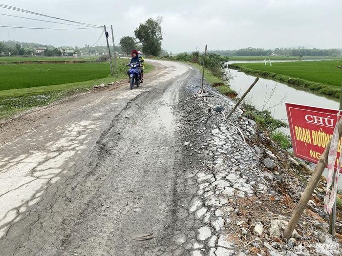 Đại diện phòng kinh tế hạ tầng huyện Đô Lương cho biết: Tỉnh lộ 533 qua địa bàn Đô Lương dài hơn 6km tiêu chuẩn cấp V, hiện nay xuống cấp nghiêm trọng. Hàng năm đơn vị quản lý giao thông có tạm khắc phục đổ sỏi, đá cấp phối nhưng sau trận mưa là đường hư hỏng nặng. Về lâu dài đang rất cần ngành chức năng quan tâm giúp đỡ để nâng cấp. Trong ảnh: Đoạn đường xã Hiến Sơn, Đô Lương xuống cấp, hư hỏng nặng. Ảnh: Văn Trường