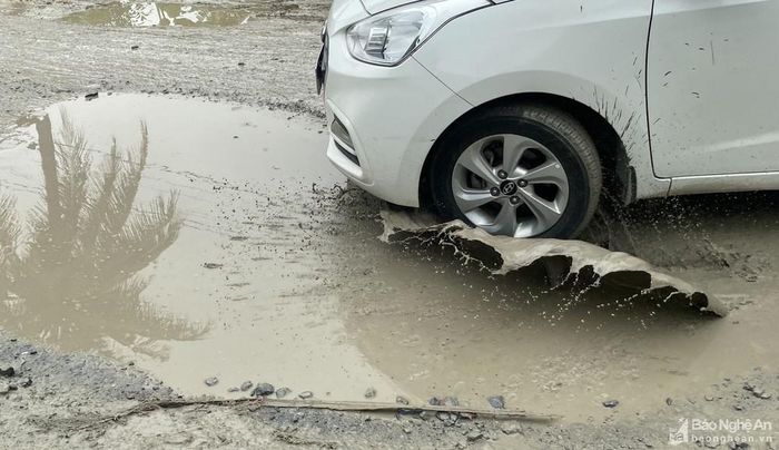 Cũng trên tuyến đường này qua xóm 5 xã Trù Sơn, có mặt tại thời điểm sau mưa, nhiều vị trí trên tuyến lồi lõm, biến dạng nhão nhoét bùn đất, các phương tiện lưu thông rất khó khăn. Ảnh: Văn Trường