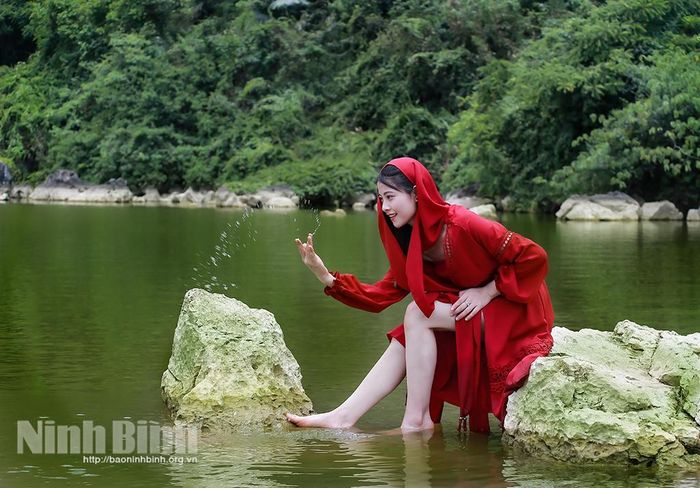Khung cảnh thiên nhiên hoang sơ của Động Mã Tiên thu hút nhiều bạn trẻ đến chụp ảnh.