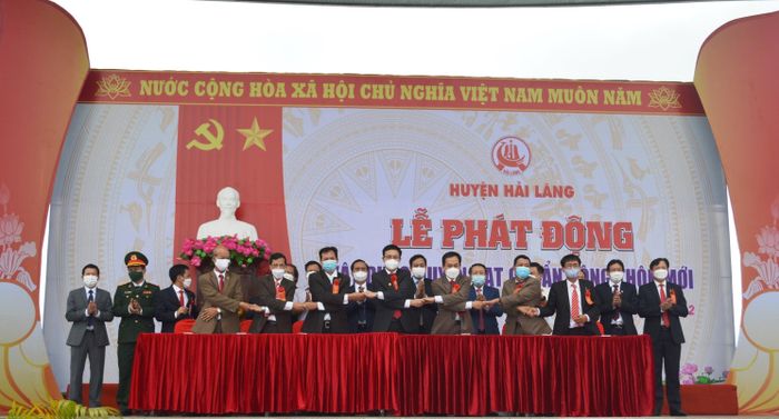 Đại diện lãnh đạo các xã, thị trấn ký cam kết với huyện quyết tâm thực hiện hoàn thành các chỉ tiêu để Hải Lăng đạt chuẩn huyện NTM vào năm 2023 - Ảnh: Đ.V 