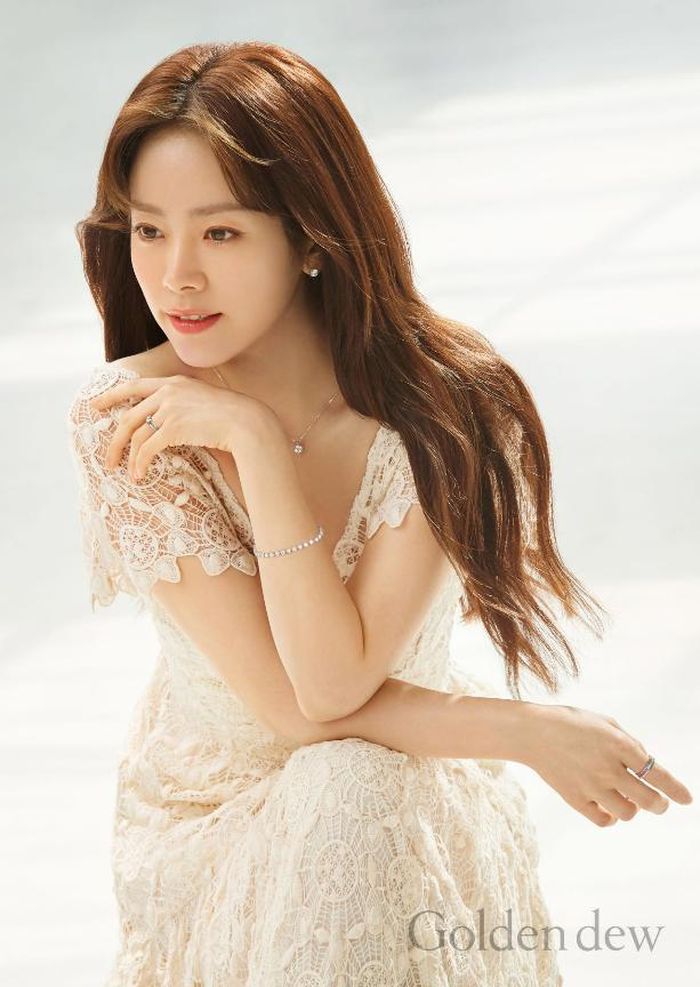 Để giữ độ ẩm cho làn da của mình, Han Ji Min thường xuyên xịt sương lên mặt.