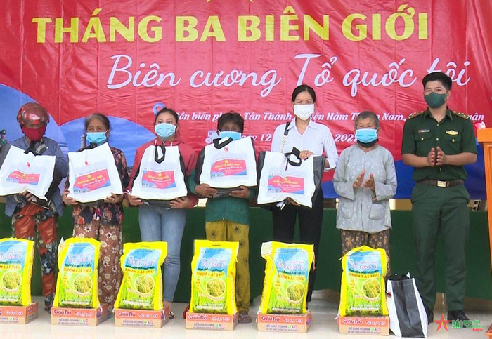 Tặng quà người dân, gia đình chính sách. 