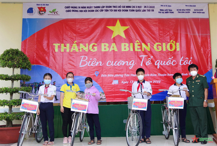 Tặng xe đạp cho học sinh nghèo vùng biên giới Biển Bình Thuận. 