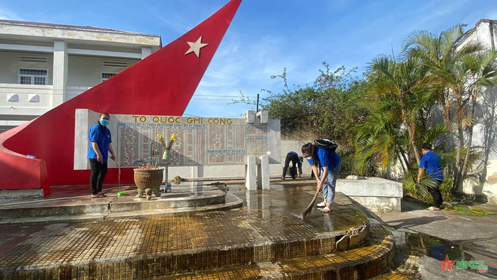 Dọn dẹp vệ sinh nghĩa trang liệt sĩ tại TP Phan Thiết, Bình Thuận. 