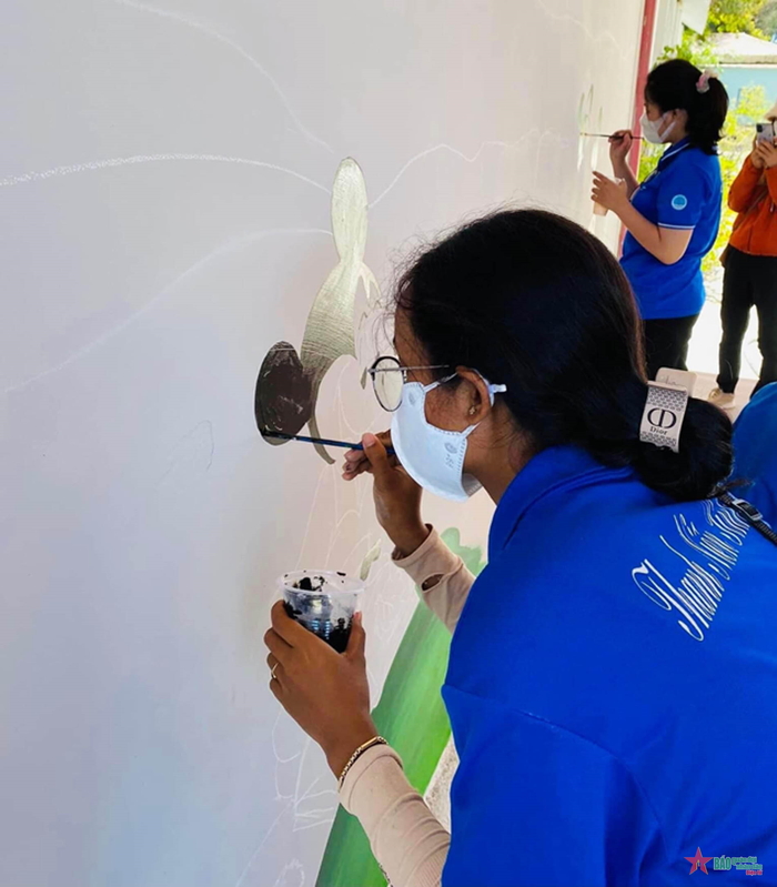  Làm đẹp các bức tường tại trường học.