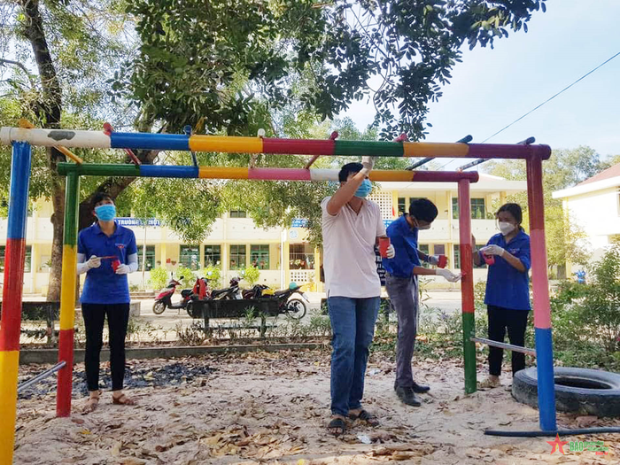 Sửa chữa khu vui chơi thiếu nhi. 