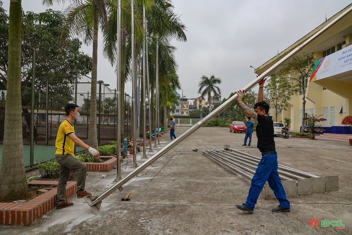 Đơn vị thi công lắp đặt cột cờ các quốc gia, cờ Đại hội theo kích thước mẫu quy định. 
