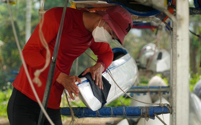 Một vận động viên của Đoàn thể thao TP Hồ Chí Minh được gọi tập trung lên tuyển quốc gia tại Khu huấn luyện đua thuyền TP Hải Phòng. Nam vận động viên chia sẻ, sát thời điểm chuẩn bị thi đấu, ban huấn luyện và các vận động viên tập trung rèn luyện, nâng cao thể lực.