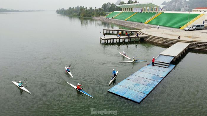 Theo ghi nhận của phóng viên, hàng chục vận động viên, huấn luyện viên đội tuyển đua thuyền quốc gia Việt Nam đã tập trung tại Khu huấn luyện thành phố Hải Phòng để tập luyện, chuẩn bị cho kỳ Seagame tới.