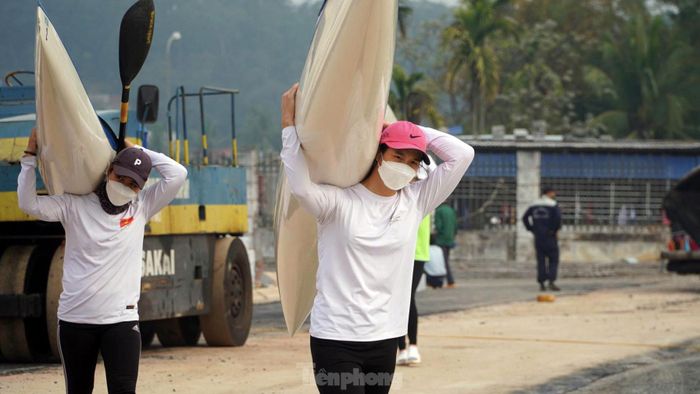 Sau mỗi buổi tập trên sông, vận động viên chủ động đưa thuyền của mình về khu nhà chức năng trong khu huấn luyện.