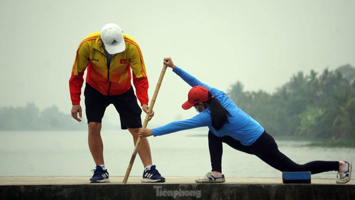 Thành viên Ban huấn luyện đội tuyển quốc gia cần mẫn chỉnh các động tác cơ bản cho nữ vận động viên trẻ.