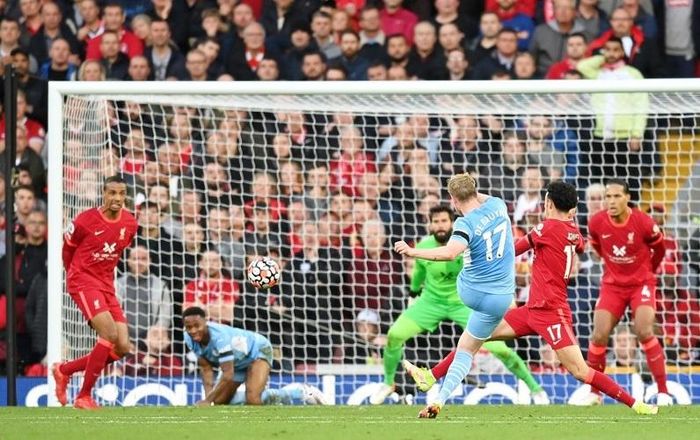 Liverpool và Man City đang so kè nhau hấp dẫn ở Ngoại hạng Anh. Và nếu có kỳ tích ăn 3 sẽ chỉ một đội làm được