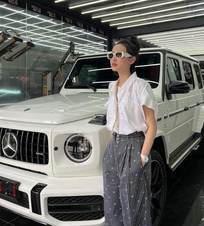 Đặc biệt, dạo này cô được cho là "lên đời như diều gặp gió" khi vừa tậu xe hơi G63 trị giá lên đến 13,5 tỷ cách đây không lâu.