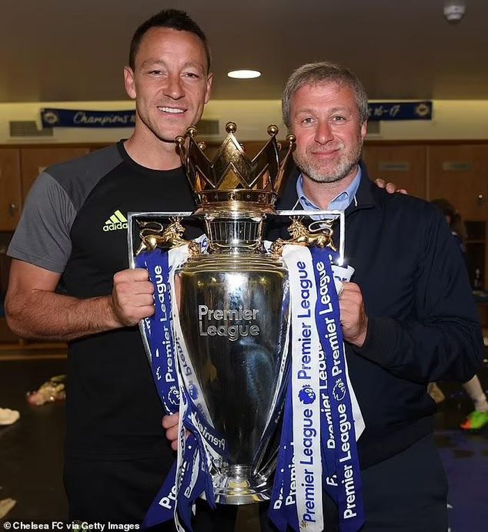 Terry (trái) cũng muốn mua cổ phần của Chelsea