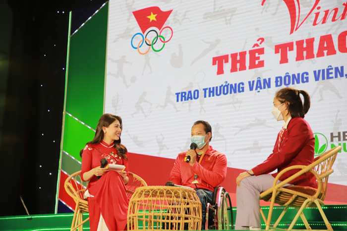 Đô cử Lê Văn Công (giữa) giao lưu với các huấn luyện viên, vận động viên tại chương trình "Vinh quang Thể thao Việt Nam". Ảnh: QUÝ LƯỢNG.