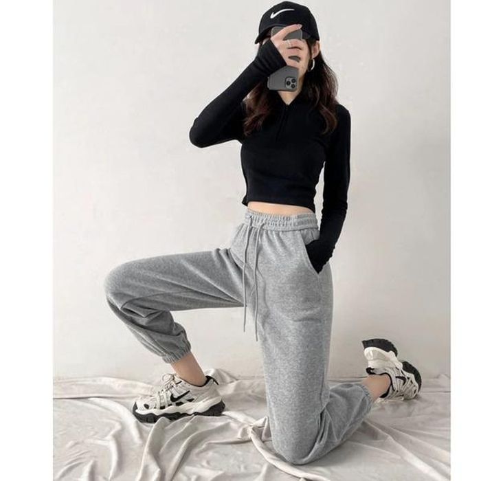 Bên cạnh đó, quần dáng suông bo gấu còn mang lại vẻ ngoài trẻ trung, năng động. Người mặc có thể thoải mái vận động, lựa chọn mặc ở nhà, xuống phố hoặc xuất hiện ở những không gian không đòi hỏi khắt khe về trang phục.