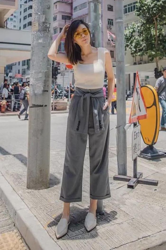 Chất liệu mỏng nhẹ, thoáng khí, có độ rủ cao giúp người mặc có thể thoải mái vận động, trẻ trung song vẫn rất thanh lịch. Chị em có thể thoải mái mặc chúng đi làm, đi chơi hay tiệc tùng đều phù hợp.