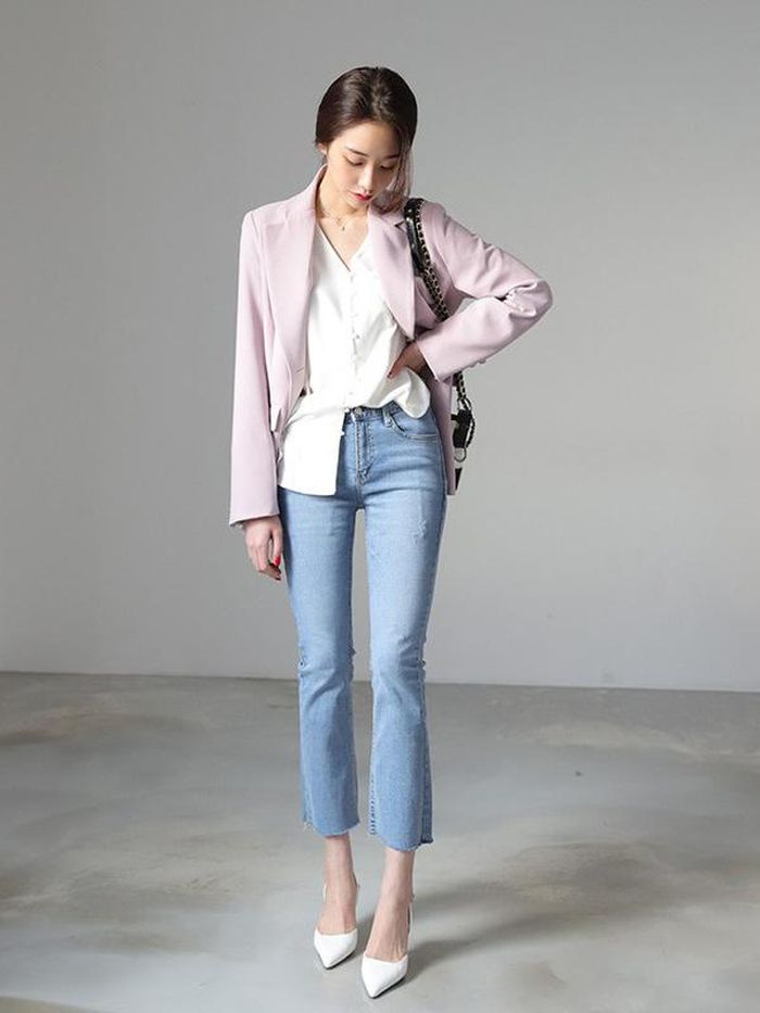 Mặc quần ống loe mùa hè, bạn nên chọn những chiếc quần có độ dài trên mắt cá chân. Độ dài này giúp người mặc không bị “dìm dáng”, vừa mang lại tác dụng giải nhiệt, xua tan cảm giác nóng nực bên ngoài.