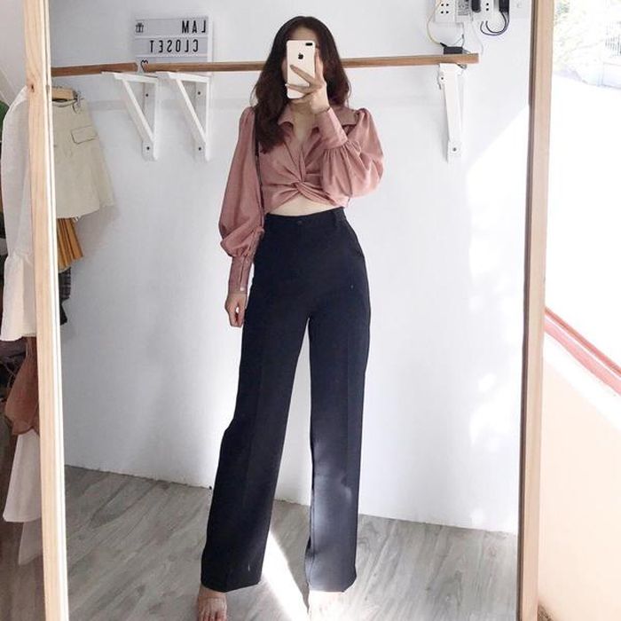 Lưu ý, nên chọn quần suông màu trơn hoặc họa tiết không quá phức tạp. Phần thân trên, nên chọn áo ngắn, vừa vặn sẽ giúp vẻ ngoài thon gọn hơn. Chị em nên tránh mặc áo rộng với quần ống suông cạp cao bởi nó sẽ khiến vẻ ngoài trở nên luộm thuộm, thiếu chỉn chu.