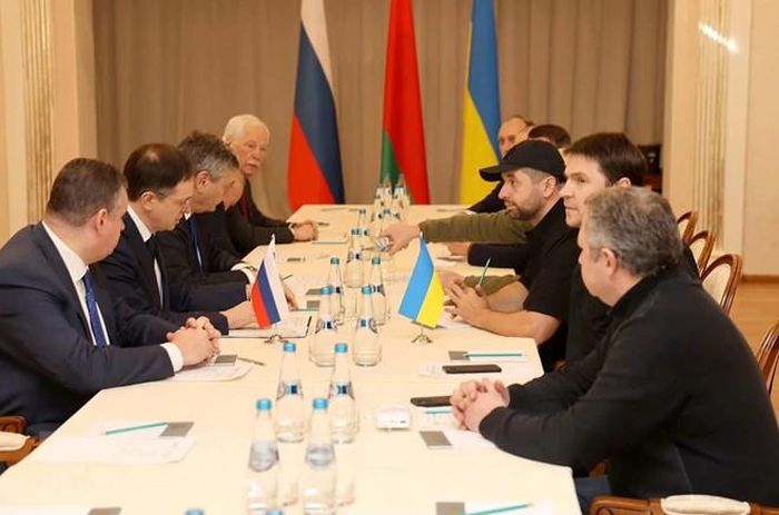Ngày 28/3, Nga và Ukraine tiến hành "vô điều kiện" vòng đàm phán đầu tiên, tức là cuộc chiến xuất hiện "đổi màu", từ chiến tranh hạn chế, thành chiến tranh tuyệt đối, từ chiến tranh chớp nhoáng sang chiến tranh kéo dài.
