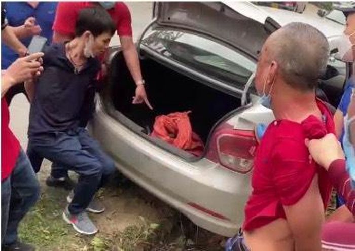Tang vật trong cốp xe và các đối tượng đang bị bắt giữ