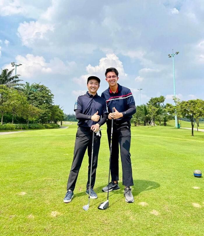 Cường Đô La chơi golf và đam mê tậu xế hộp xịn.
