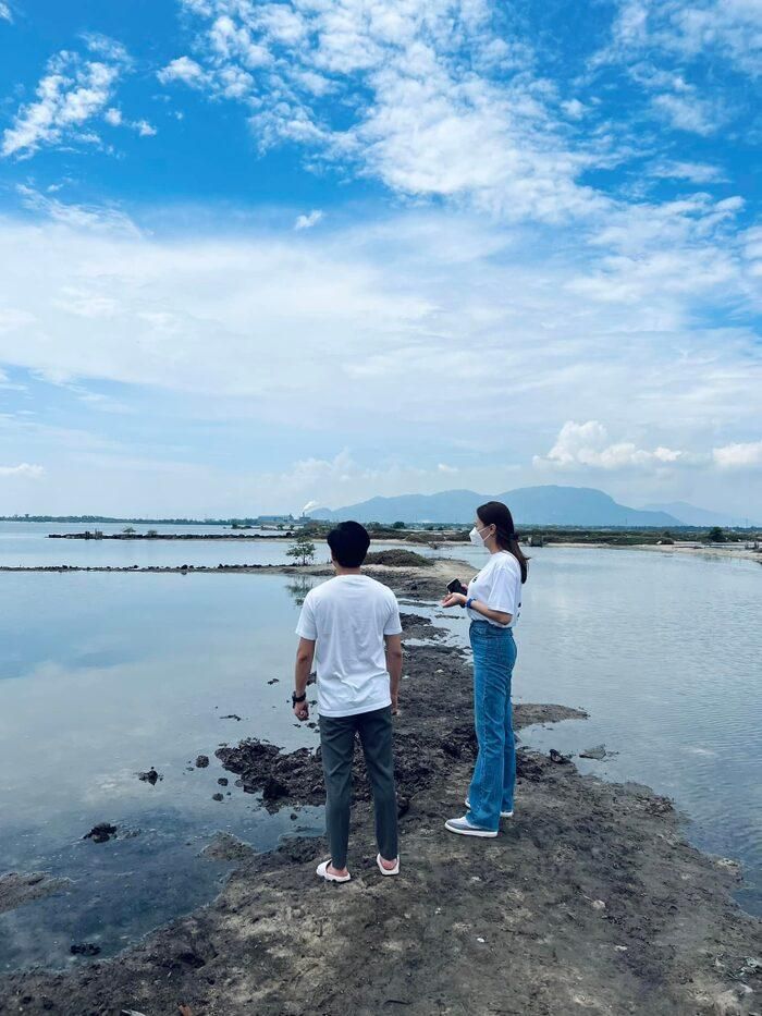 Giữa tâm bão lùm xùm chuyện tình ái nhưng vợ chồng đại gia phố núi vẫn vui vẻ, giữ thái độ "tâm bất biến giữa dòng đời vạn biến".
