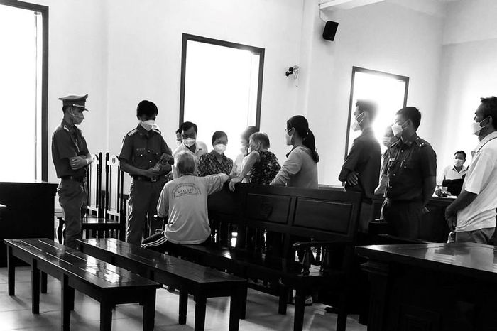 Tòa tạm dừng ít phút để gia đình bị cáo Sĩ được nói chuyện, giải tỏa những gút mắc. Ảnh: NHẪN NAM