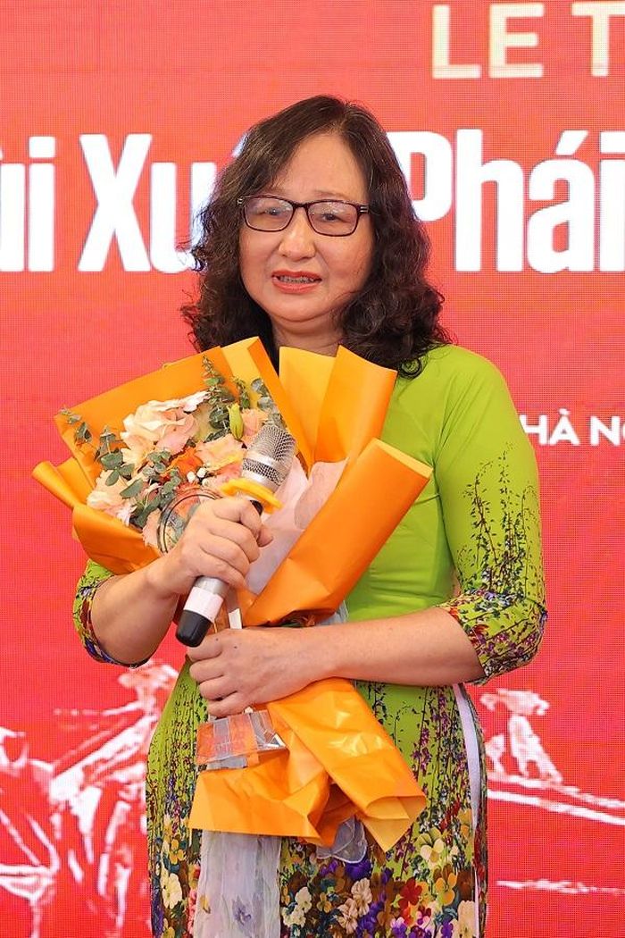 Phu nhân Nhạc sĩ Hồng Đăng thay mặt ông nhận Giải thưởng Lớn - Vì tình yêu Hà Nội lần 14 - 2021. Ảnh: Hòa Nguyễn