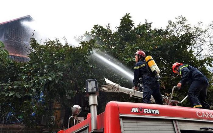 Lực lượng phòng cháy chữa cháy phải mất tới hơn 1 giờ đồng hồ để khống chế đám cháy (Ảnh: VOV)