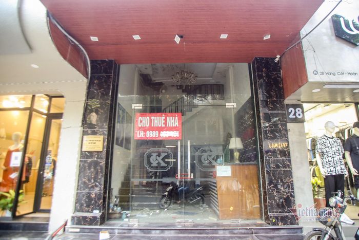 Mặt bằng đẹp trên phố Hàng Cót treo biển cho thuê nhà trong thời gian dài vẫn chưa tìm được người thuê