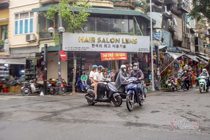 Vị trí đắc địa ngay tại ngã tư hai mặt tiền trên phố Hàng Mã cũng chịu cảnh ế ẩm