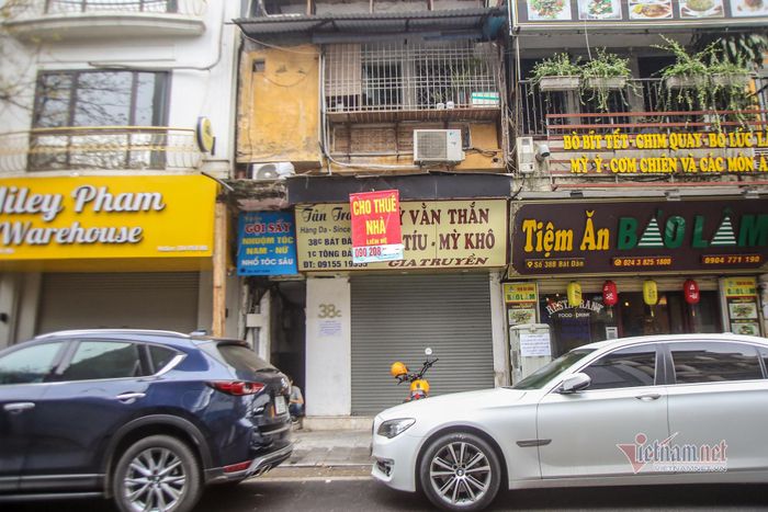 Hàng loạt mặt bằng treo biển cho thuê nhà trong suốt hơn 2 năm qua