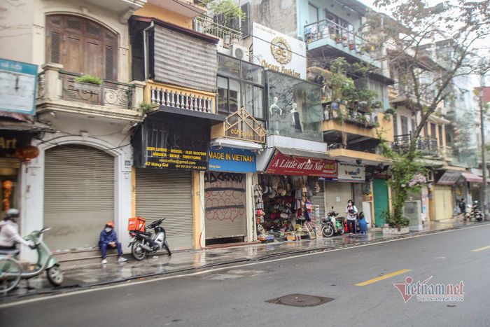 Dọc phố Hàng Gai vẫn ảm đạm, nhiều cơ sở đóng cửa triền miên