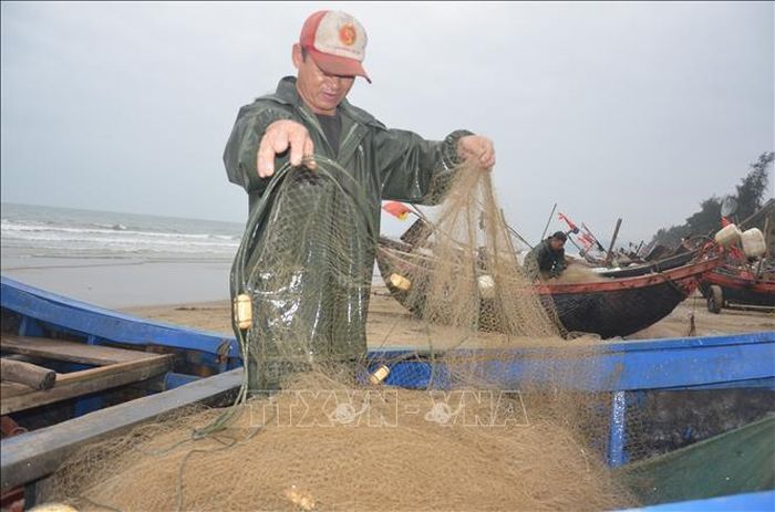 Ngư dân Vũ Như Tám, khu phố Công Vinh, phường Quảng Cư, thành phố Sầm Sơn cho biết với giá xăng dầu hiện tại, mỗi ngày, bè mảng của gia đình ông tốn khoảng 150.000-200.000 đồng tiền dầu, gần gấp đôi so với thời điểm trước đây nhưng vì mưu sinh, cũng không thể vì giá xăng dầu tăng cao mà ngừng đi bể được. Ảnh: Hoa Mai/TTXVN
