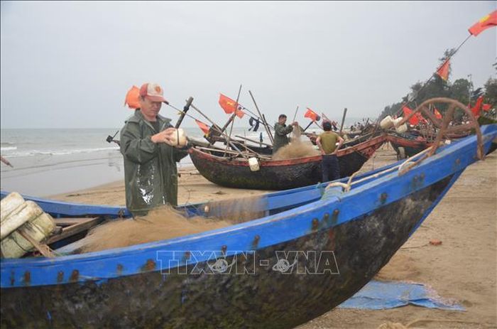 Tranh thủ thời tiết thuận lợi, ngư dân Vũ Như Tám, khu phố Công Vinh, phường Quảng Cư, thành phố Sầm Sơn chuẩn bị ngư lưới cụ lên bè mảng để ra biển đánh bắt hải sản. Ảnh: Hoa Mai/TTXVN