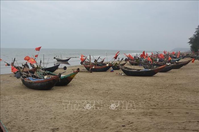 Hiện thành phố Sầm Sơn có hơn 1.700 phương tiện tàu thuyền các loại, trong đó có khoảng 500 bè mảng công suất nhỏ chuyên đánh bắt gần bờ… Ảnh: Hoa Mai/TTXVN