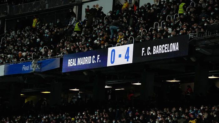  Cuối tuần trước, Real Madrid thua Barca 0-4 ngay tại Bernabeu. Việc thiếu vắng chân sút chủ lực Karim Benzema khiến HLV Carlo Ancelotti thay đổi chiến thuật khi đưa Luka Modric chơi số 10 sau Vinicius Jr và Rodrygo. Kế hoạch không thành công sau đó kéo theo việc Real chơi 3 hậu vệ trong hiệp 2 và bị Barca liên tục khoan thủng hàng phòng ngự. Sau trận, HLV Ancelotti thừa nhận sai lầm về nhân sự. Cả Hazard, Bale, Isco, Marcelo, Ceballos lẫn Jovic đều không được trao cơ hội ở trận El Clasico. 