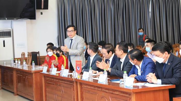 Giám đốc Trung tâm Chấn thương chỉnh hỉnh và Y học thể thao, GS.TS.BS Trần Trung Dũng (đứng), là người đã mổ và điều trị cho thủ môn Văn Toản