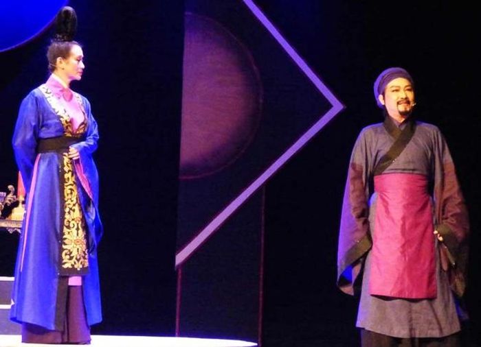 Vở “Khóc giữa trời xanh” với mong muốn mang sử Việt đến với các em học sinh và sinh viên
