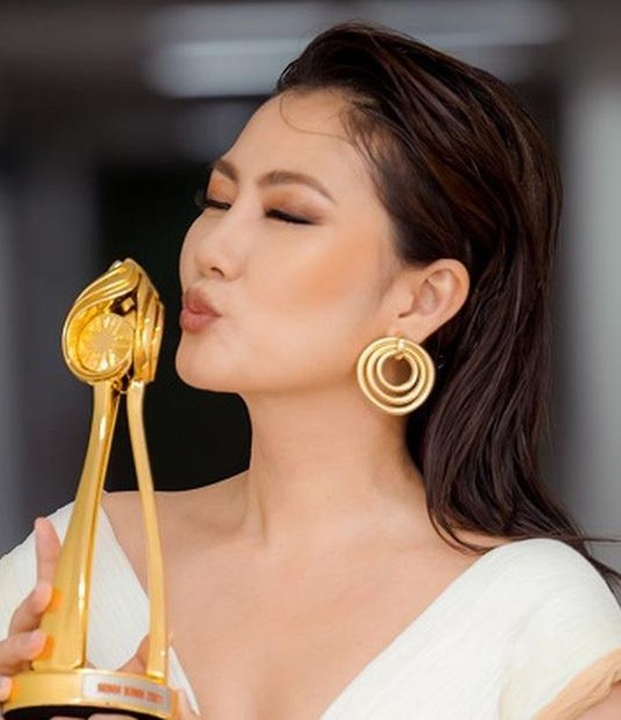 Diễn viên Ngọc Lan đã được vinh danh tại lễ bế mạc Liên hoan truyền hình toàn quốc 2020 từ vai bà Trang. Ảnh: Facebook Ngọc La