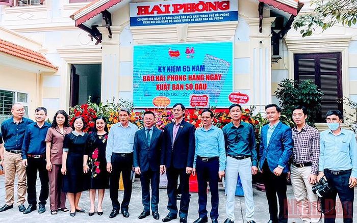 Tổng Biên tập Báo Nhân Dân Lê Quốc Minh cùng với cán bộ, phóng viên Báo Hải Phòng.