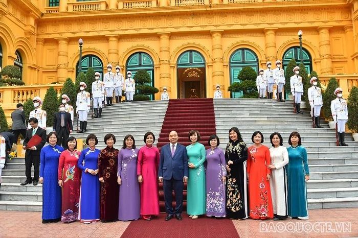 Bình đẳng giới là một trong những mục tiêu phấn đấu của các quốc gia trên thế giới nhằm hướng đến một xã hội tiến bộ, bình đẳng và phát triển bền vững. Trong ảnh: Chủ tịch nước Nguyễn Xuân Phúc chụp ảnh kỷ niệm với các nữ Đại sứ tại Phủ Chủ tịch, ngày 14/12/2021. (Ảnh: Tuấn Anh)