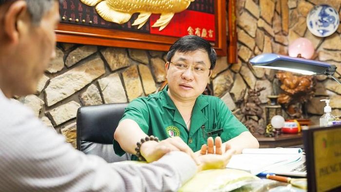 Lương y Phùng Tuấn Giang khám cho bệnh nhân.