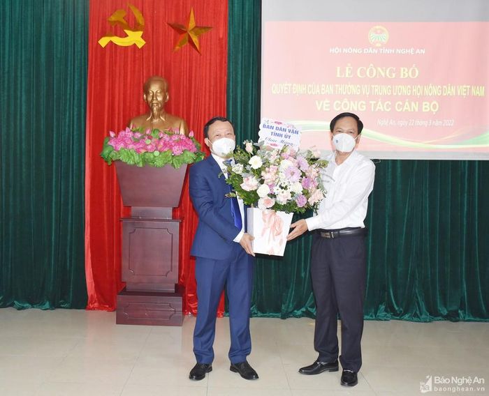 Đồng chí Nguyễn Mạnh Khôi - Phó Trưởng ban Thường trực Ban Dân vận Tỉnh ủy tặng hoa chúc mừng đồng chí Võ Văn Phong. Ảnh: Thanh Lê