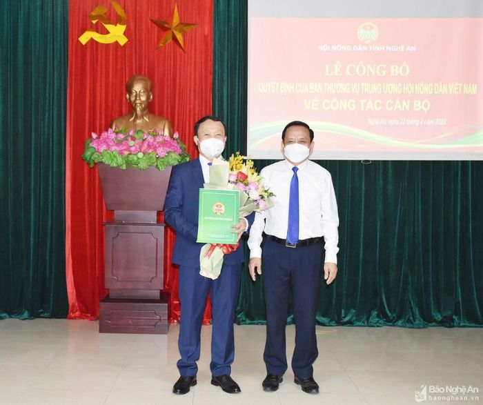 Đồng chí Nguyễn Quang Tùng - Ủy viên Ban Chấp hành Đảng bộ tỉnh, Chủ tịch Hội Nông dân tỉnh trao Quyết định của Ban Thường vụ Trung ương Hội Nông dân Việt Nam cho đồng chí Võ Văn Phong. Ảnh: Thanh Lê