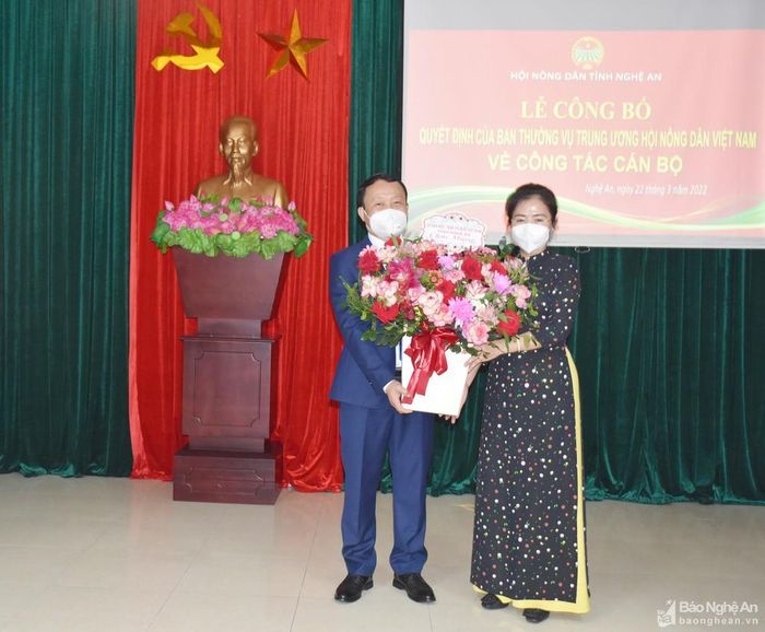 Đồng chí Võ Thị Minh Sinh - Ủy viên Ban Thường vụ Tỉnh ủy, Chủ tịch Ủy ban MTTQ tỉnh Nghệ An tặng hoa chúc mừng đồng chí Võ Văn Phong. Ảnh: Thanh Lê